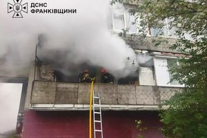 Пожежа в багатоповерхівці Івано-Франківська: порятунок жінки та евакуація мешканців фото