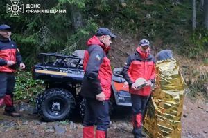 Безопасность в Карпатах: ДСНС спасли подростка на горе Хомяк фото