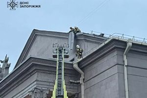 Ликвидация последствий непогоды в Запорожье: ДСНС спасли участников концерта от обрушения кровли фото