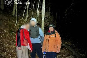 На Львівщині рятувальники ДСНС вивели з лісу туристів, які заблукали на горі Парашка фото