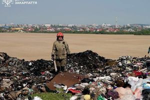 Масштабный пожар на полигоне отходов в Закарпатье: детали операции ДСНС фото