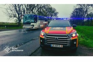 Спасательная операция на Буковине: ДСНС разблокировала автобус с детьми после падения дерева фото