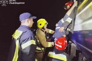Зіткнення поїздів у Львові: рятувальники ДСНС деблокували постраждалих фото