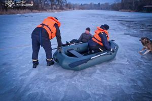 В Белой Церкви спасатели вытащили из ледяной воды мужчину и собаку фото