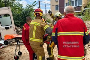 Порятунок у Житомирі: 18-річний хлопець впав у шахту ліфта фото