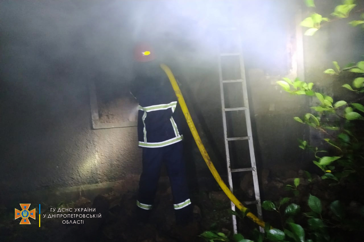 Синельниківський район: ліквідовано пожежу у будинку в якому зберігалось 1000 тюків сіна