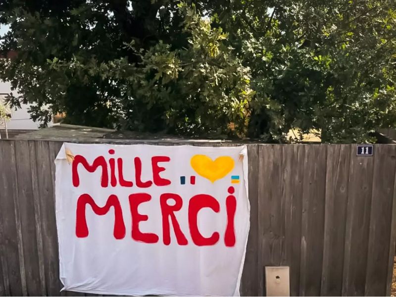 Плакат зі словами подяки Mille Merci від місцевих жителів Франції для українських вогнеборців ДСНС.