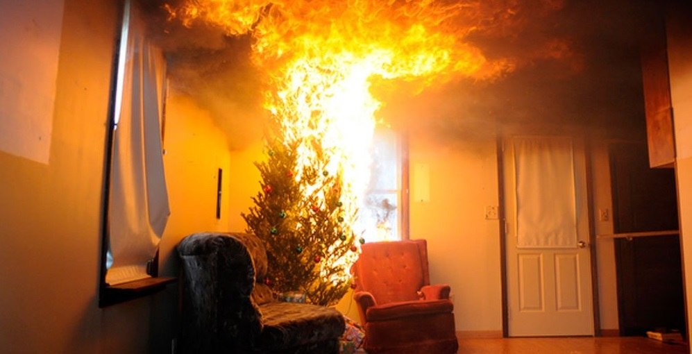 В квартирі в залі стоїть ялинка, що оповита вогнем. Комната наповнена димом та через вогонь забарвлена в помаранчові кольори.