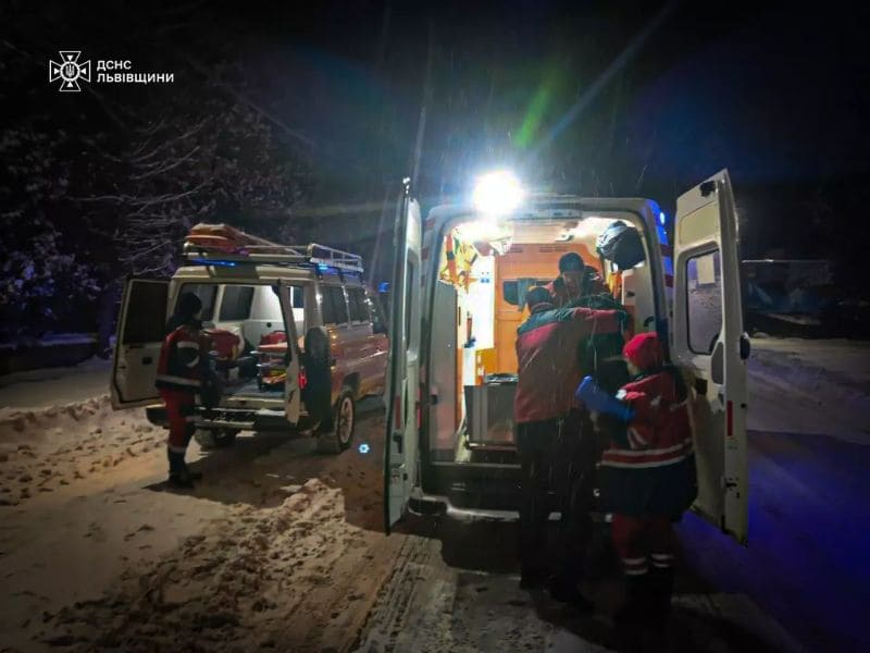 Рятувальники ДСНС Львівщини вночі у Славському допомагають медикам транспортувати хворого на ношах до автомобіля швидкої допомоги на засніженій ділянці дороги