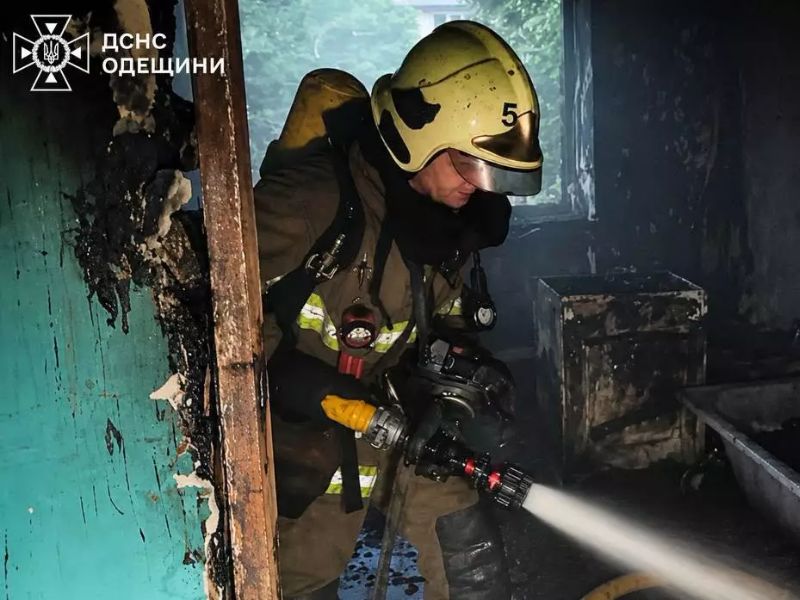 Співробітники ДСНС рятують дітей та дорослих під час масштабної пожежі в одеському гуртожитку.