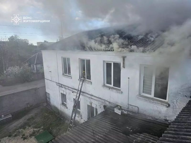 Підрозділи ДСНС Житомирщини гасять пожежу в двоповерховій будівлі з використанням висувної драбини.