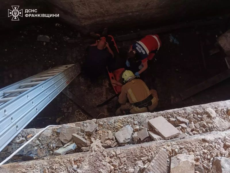 Гірські рятувальники ДСНС надають першу домедичну допомогу туристці з травмою ноги на кам'янистому гірському маршруті.