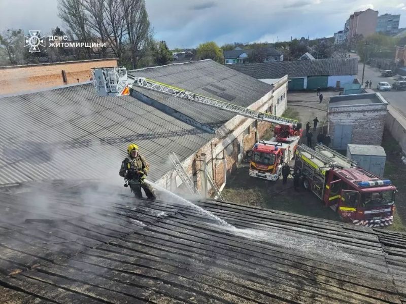 Ліквідація пожежі на даху будівлі співробітниками ДСНС у Житомирській області із застосуванням пожежної автодрабини.