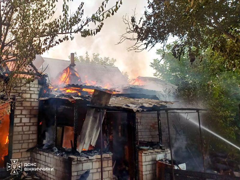 Ліквідація масштабної пожежі в приватному будинку в Ладижині Вінницької області силами рятувальників ДСНС. Гасіння палаючого даху та господарської споруди після необережного поводження з вогнем.