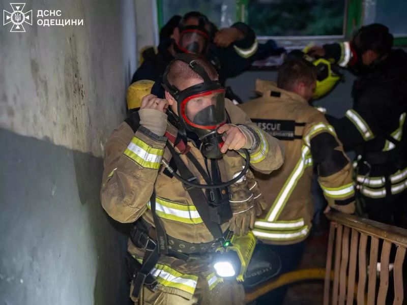 Рятувальники ДСНС ліквідують займання майна в кімнаті гуртожитку в місті Одеса.