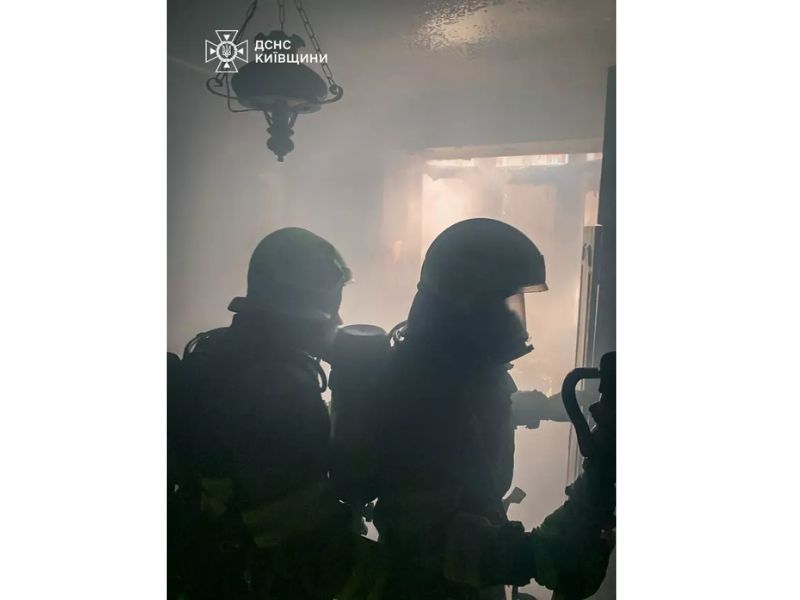 Робота пожежних підрозділів ДСНС з ліквідації загоряння всередині будівлі при сильному задимленні.