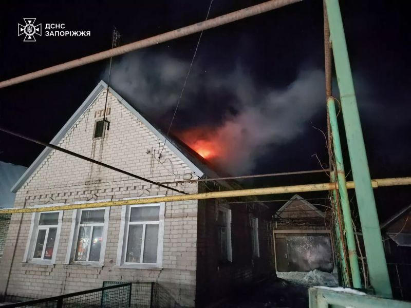 Пожежа в приватному житловому будинку в Запоріжжі вночі. На фото зафіксовано займання даху цегляної будівлі, відкритий вогонь та дим під час роботи рятувальників ДСНС.