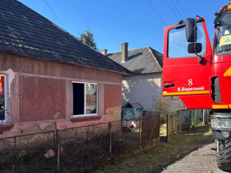 Пожарная машина 8-й части Великого Березного стоит возле жилого дома во время вызова. Спасатели ГСЧС Закарпатья ликвидируют последствия возгорания в частном секторе.