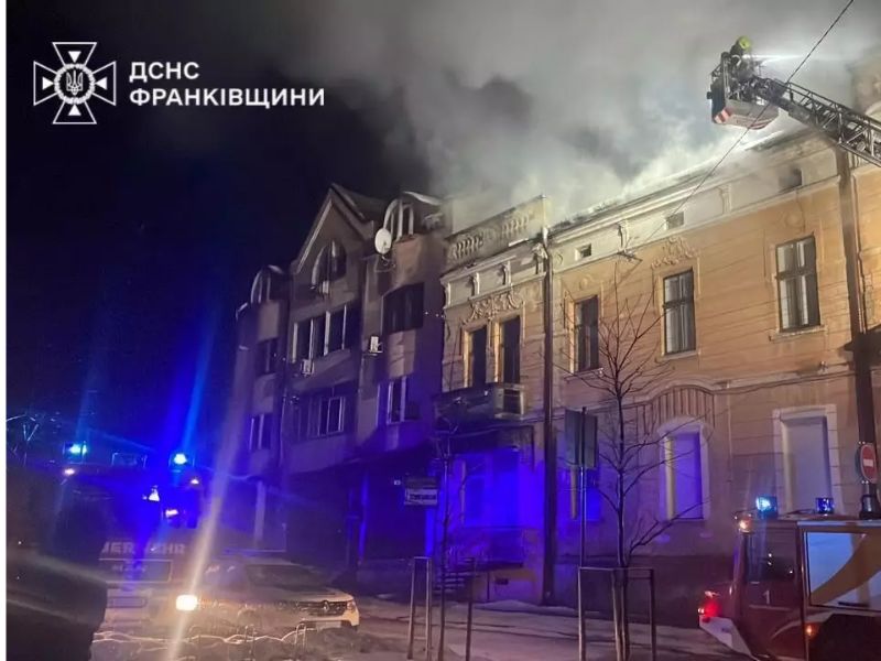 Рятувальники ДСНС ліквідовують пожежу на даху будівлі в Івано-Франківську. Робота вогнеборців на автодрабині, ліквідація осередку займання та задимлення у нічний час.