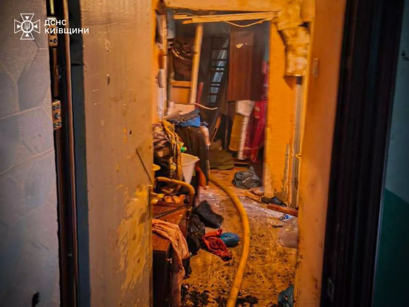 Последствия пожара в жилой квартире на Киевщине, работа сотрудников ДСНС по ликвидации ЧП.