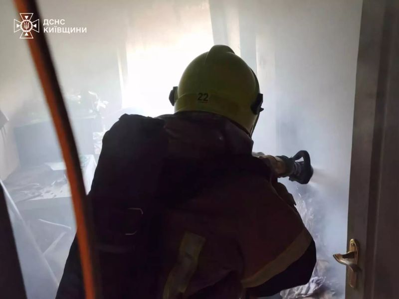 Боец ДСНС Киевщины ликвидирует возгорание в квартире с использованием средств защиты органов дыхания