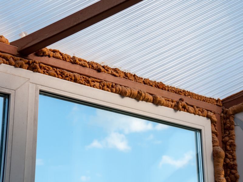 Під дахом видно наявність монтажної піни рудого кольору