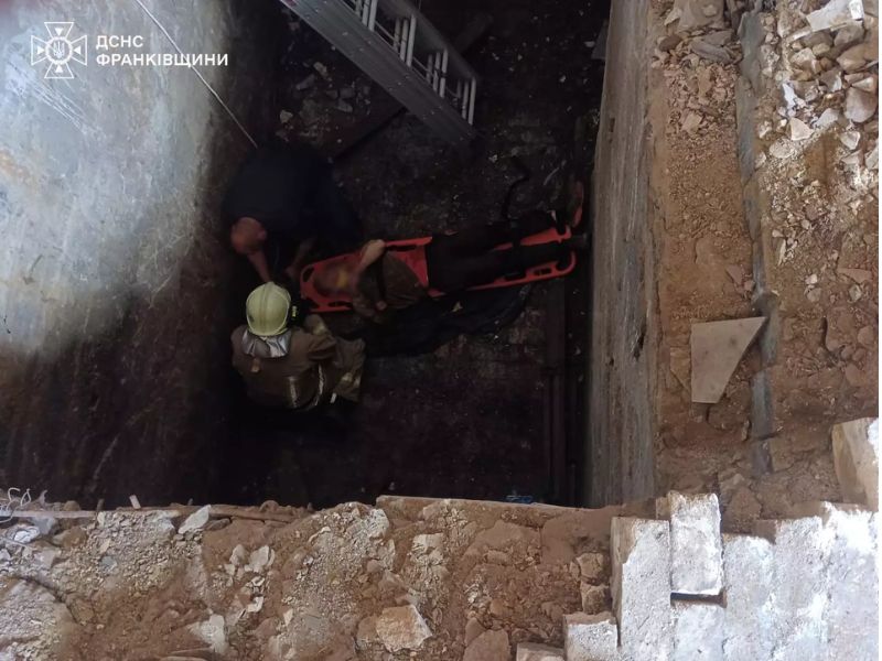 Співробітники пошуково-рятувального загону ДСНС просуваються лісовим масивом під час операції з пошуку туристів.