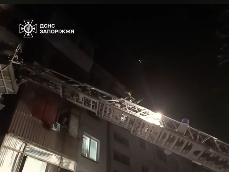 Застосування пожежної автодрабини ДСНС для порятунку людей та гасіння вогню у висотному будинку Запоріжжя.