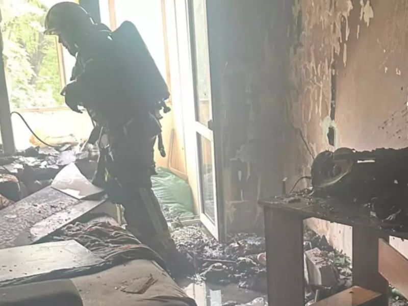Пожежно-рятувальний автомобіль ДСНС Івано-Франківська прибув на виклик у двір багатоквартирного житлового будинку.