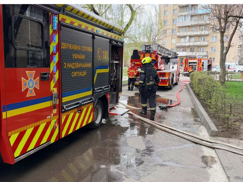 Пожежна машина ДСНС та рятувальники під час ліквідації загоряння у дев'ятиповерховому гуртожитку Івано-Франківська.