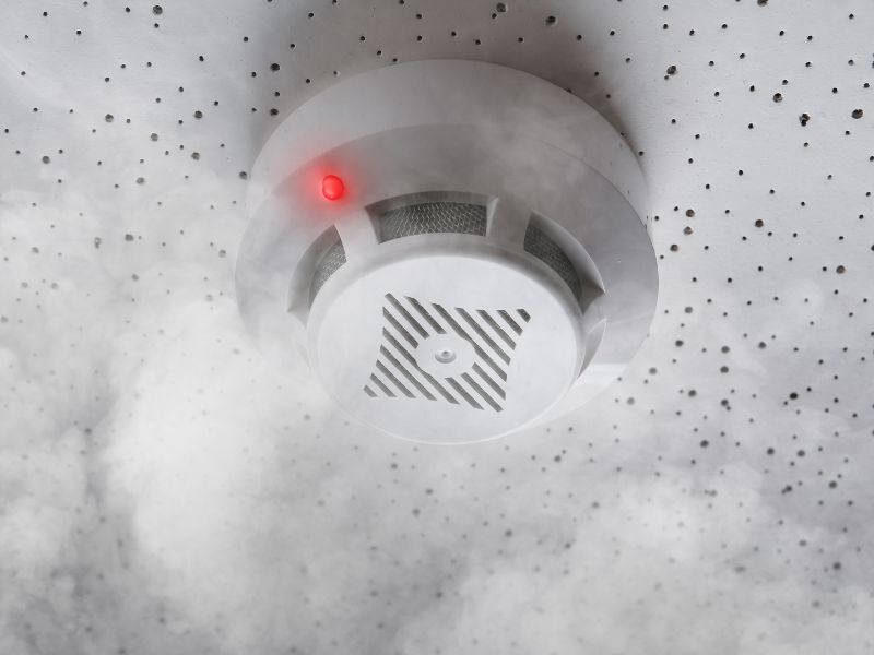 На потолцы пожежна сигналызацыя, що оточена димом