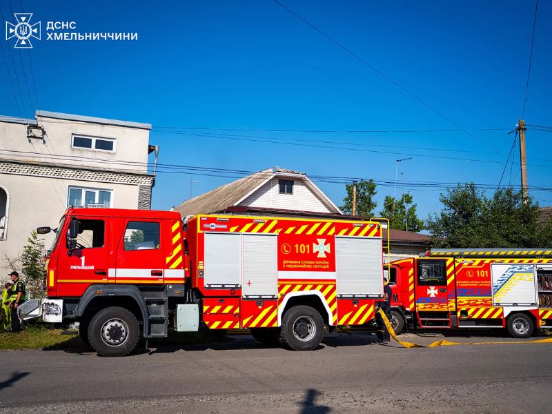 Спецавтомобілі ДСНС розгорнуті для гасіння пожежі в приватному житловому секторі Хмельницького району.