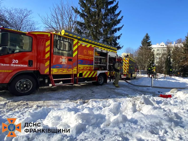 Красные пожарные машины ДСНС стоят на заснеженной площадке в солнечный зимний день, видны развернутые шланги.