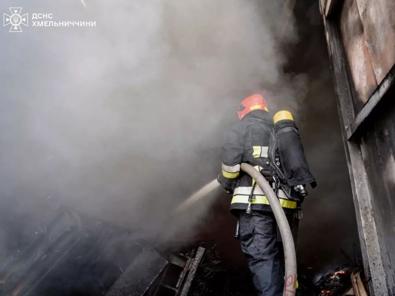 Пожежник ДСНС ліквідовує загоряння у складському приміщенні, Хмельницька область