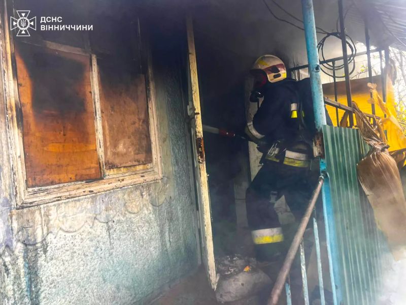 Пожарный ДСНС в защитной экипировке входит в горящее здание для локализации огня.