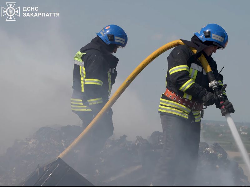 Пожарные ДСНС тщательно проливают водой тлеющие слои мусора для предотвращения повторного возгорания полигона твердых бытовых отходов.