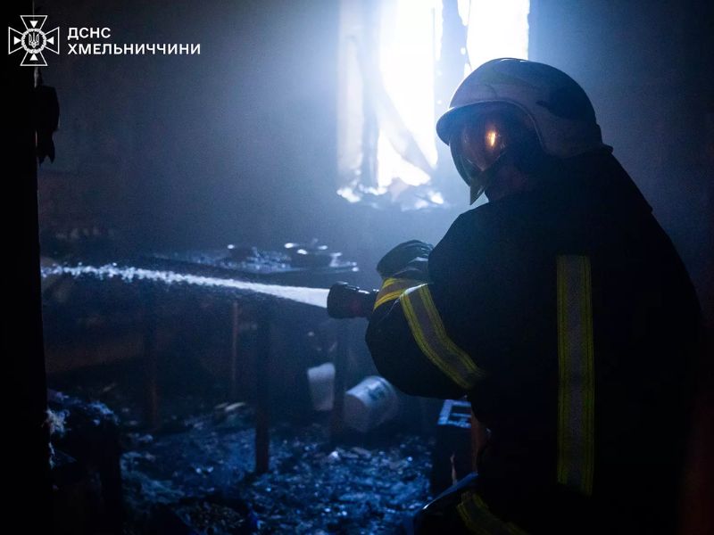 Рятувальник ДСНС ліквідовує займання в приватному житловому будинку за допомогою пожежного рукава на Хмельниччині.