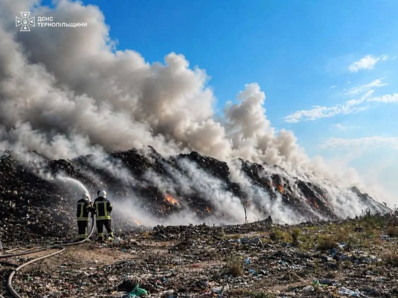 Рятувальники ДСНС гасять масштабну пожежу на сміттєвому полігоні у селі Малашівці з використанням пожежних рукавів.