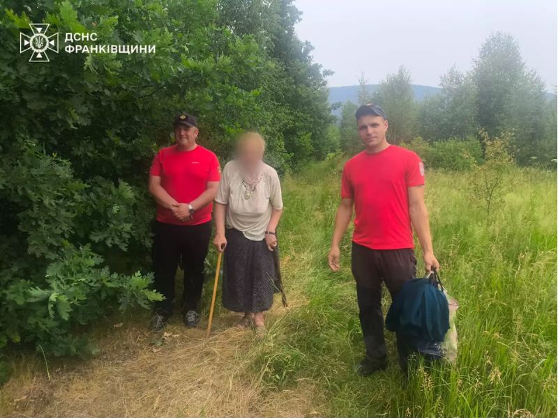 Співробітники ДСНС на Прикарпатті успішно завершили пошукові роботи та супроводжують знайдену пенсіонерку лісовою стежкою.