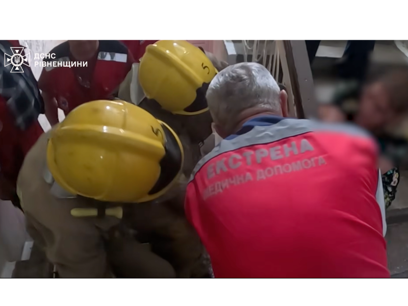 Співробітники ДСНС України та бригада екстреної медичної допомоги на місці ліквідації наслідків надзвичайної події