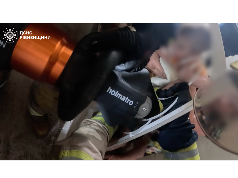 Рятувальники ДСНС Рівненщини використовують гідравлічний інструмент Holmatro для надання допомоги постраждалому