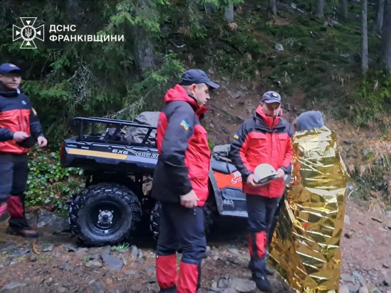 Рятувальники ДСНС Івано-Франківщини надають допомогу туристу в горах із використанням термоковдри та гірської спецтехніки.