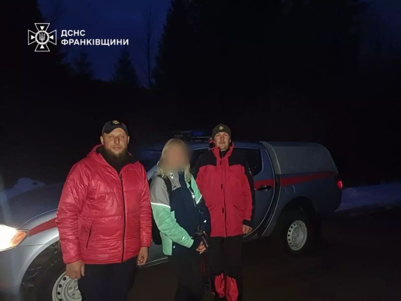 Горные спасатели ДСНС Ивано-Франковской области после успешного завершения поисковых работ в Карпатах.