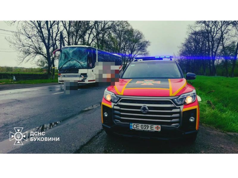 Спецавтомобіль ДСНС на місці ліквідації наслідків ДТП за участю автобуса у Чернівецькій області