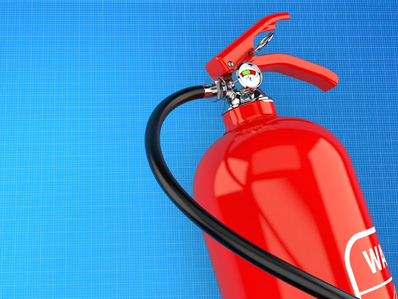 На синьому фоні червоний вогнегасник на якому видно манометр, що знаходиться в зеленій зоні