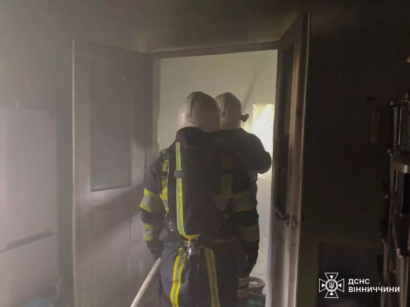Ланка газодимозахисної служби ДСНС заходить у сильно задимлене приміщення для проведення розвідки та ліквідації загоряння.