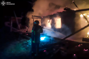 ❗️Буковина: чоловік врятував подружжя та шестеро дітей з палаючого будинку❗️