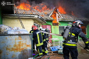 ❗️Чернівецька область: рятувальники ліквідували масштабну пожежу в складському приміщенні❗️