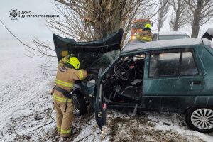 ❗️Дніпропетровщина: рятувальники деблокували людей з понівеченого внаслідок ДТП автомобіля❗️