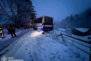 ❗️Івано-Франківщина: рятувальники відбуксирували автобус на проїжджу частину дороги на Верховинщині❗️